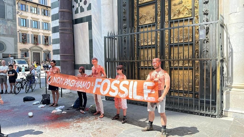 Ativista ambientais espalham tinta vermelha diante da Catedral de Florença