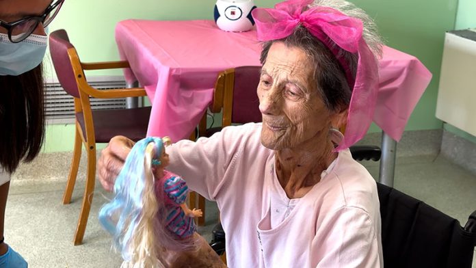 Clínica de reabilitação na Puglia utiliza ‘barbies’ para tratar pacientes com Alzheimer