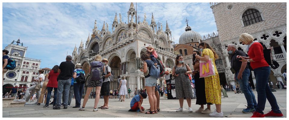 Prefeito de Veneza diz que cidade deve introduzir taxa de ingresso para turistas até 2024