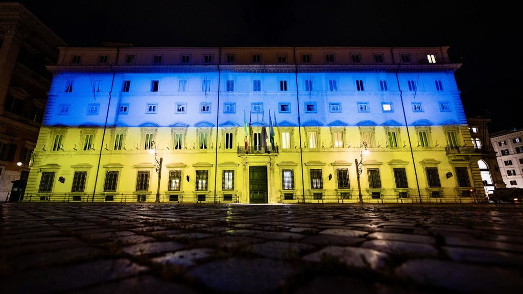 Palácio Chigi é iluminado com as cores da bandeira da Ucrânia