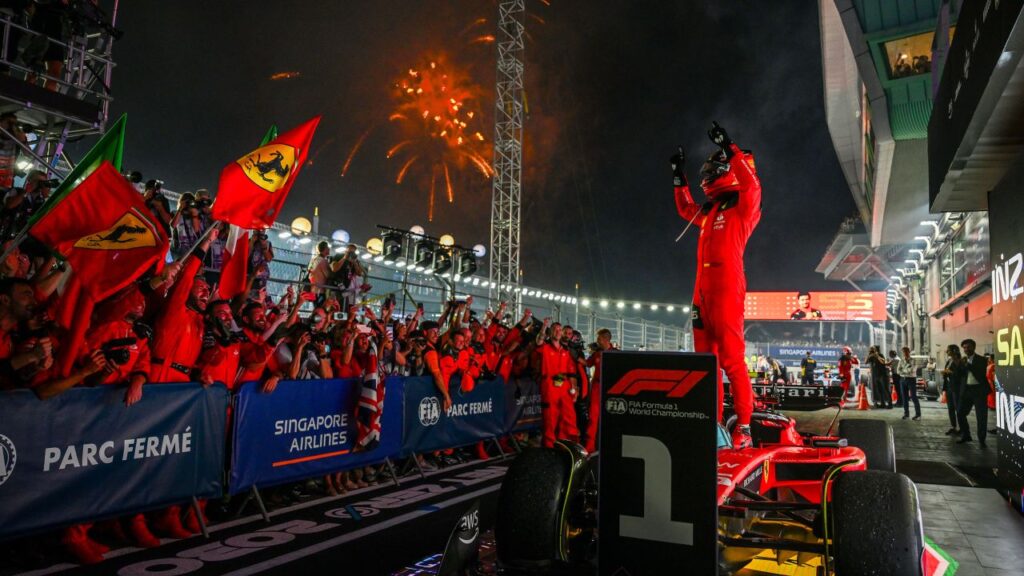 Após 26 corridas sem vitória, Ferrari vence GP de Singapura com Carlos Sainz