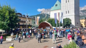 Centenas protestam em Cortina d’Ampezzo contra construção de pista de bobsled