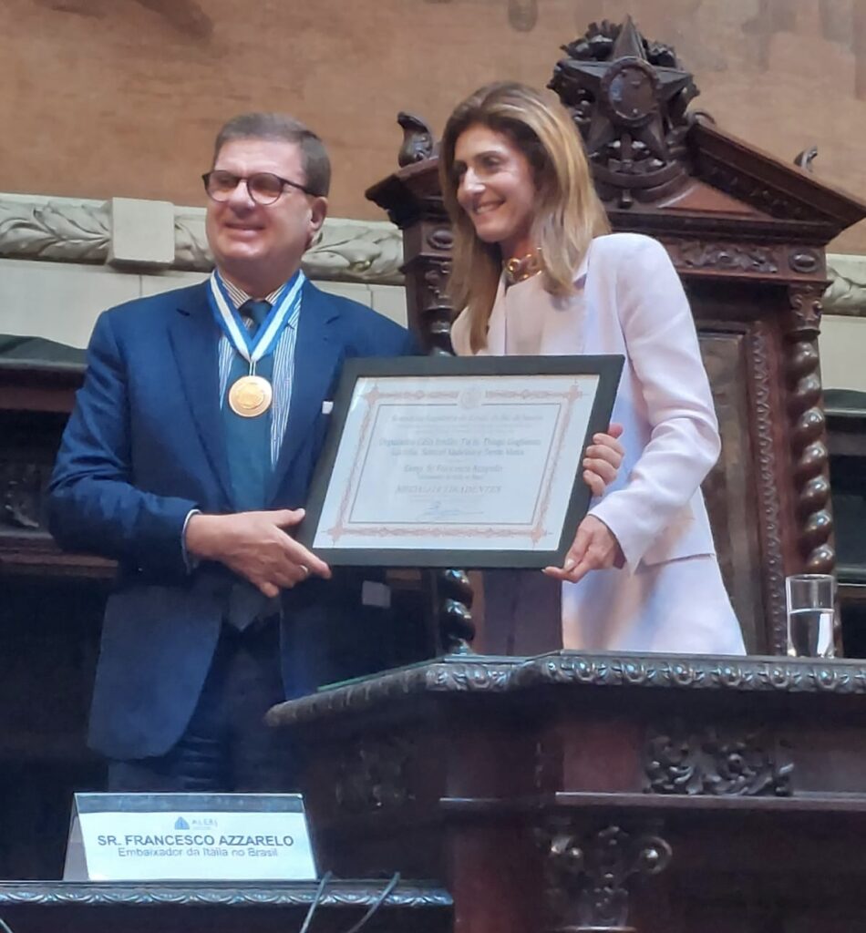 Estado do Rio de Janeiro condecora embaixador Azzarello com medalha Tiradentes