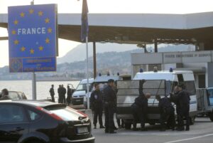 França reforça segurança para controlar fluxo de migrantes na fronteira com a Itália