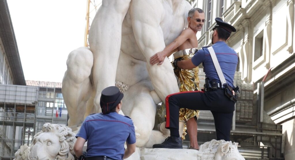 Homem nu e com a palavra ‘censurado’ escrita no corpo escala estátua em Florença