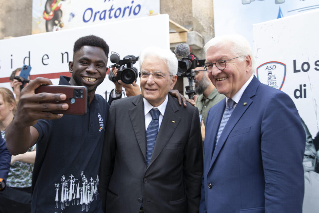 Presidentes da Itália e da Alemanha visitam centro de acolhimento de migrantes na Sicília