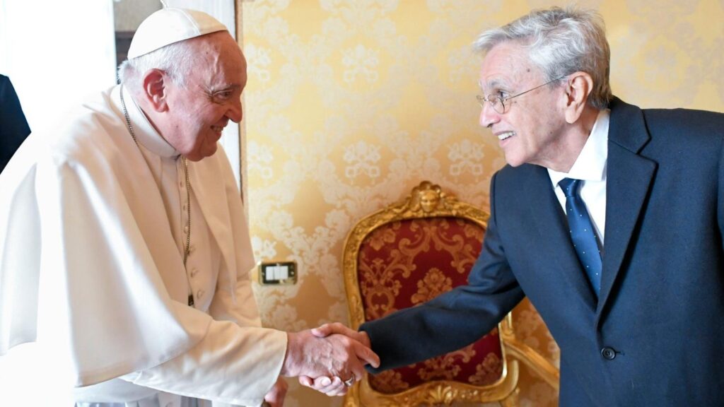 Caetano Veloso recebe bênção do Papa Francisco no Vaticano