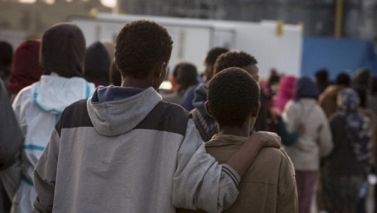 Chegadas de migrantes menores de idade na Itália aumentam 60% em 2023