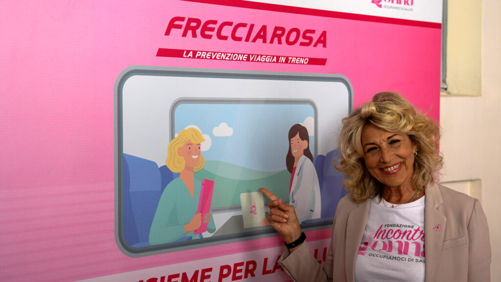 Médicos e voluntários realizam ação contra câncer de mama em trens rosas na Itália