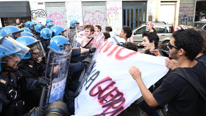 Premiê da Itália é alvo de protestos durante visita a Turim