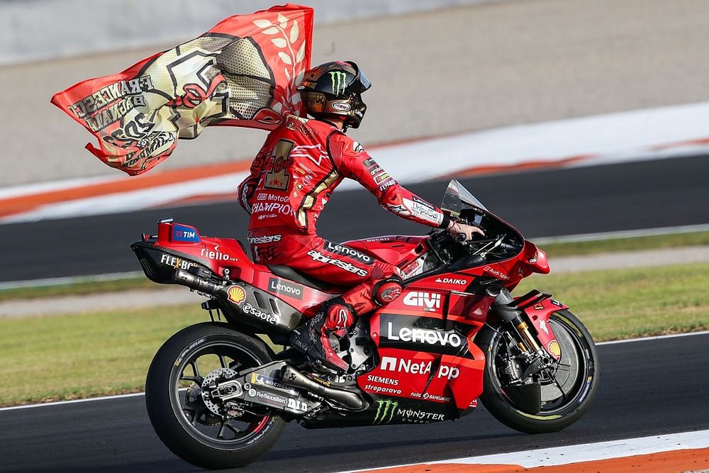 Piloto italiano Francesco Bagnaia é bicampeão mundial de MotoGP