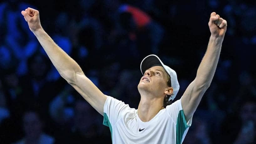 Vitória do tenista italiano Jannik Sinner sobre Djokovic é destaque na imprensa internacional