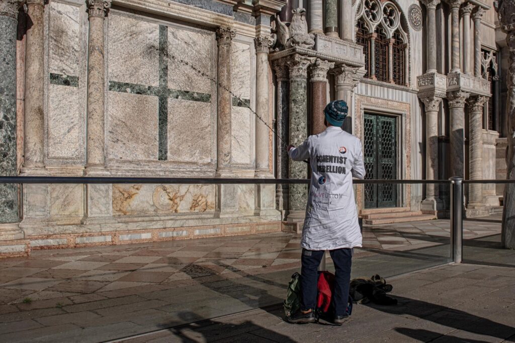 Grupo de ativistas ambientais joga lama na Basílica de San Marco, em Veneza