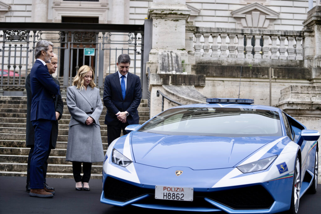 Premiê da Itália participa de entrega de Lamborghini Urus à Polícia de Estado