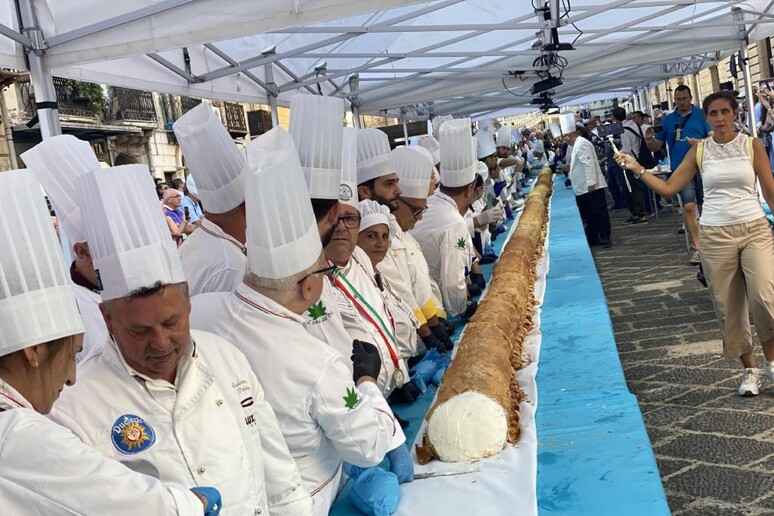 Região da Sicília cria cannolo mais longo do mundo com 21 metros