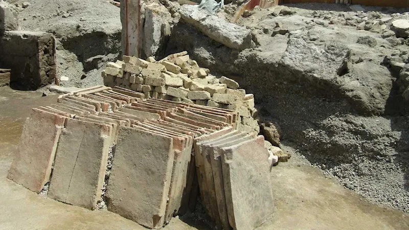 Escavações no Parque Arqueológico de Pompeia revelam obra interrompida por erupção