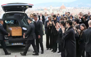 Itália se despede do estilista Roberto Cavalli em funeral em Florença