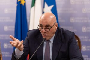 Ministro da Defesa da Itália pede a seu homólogo de Israel que ‘não alimente violência’